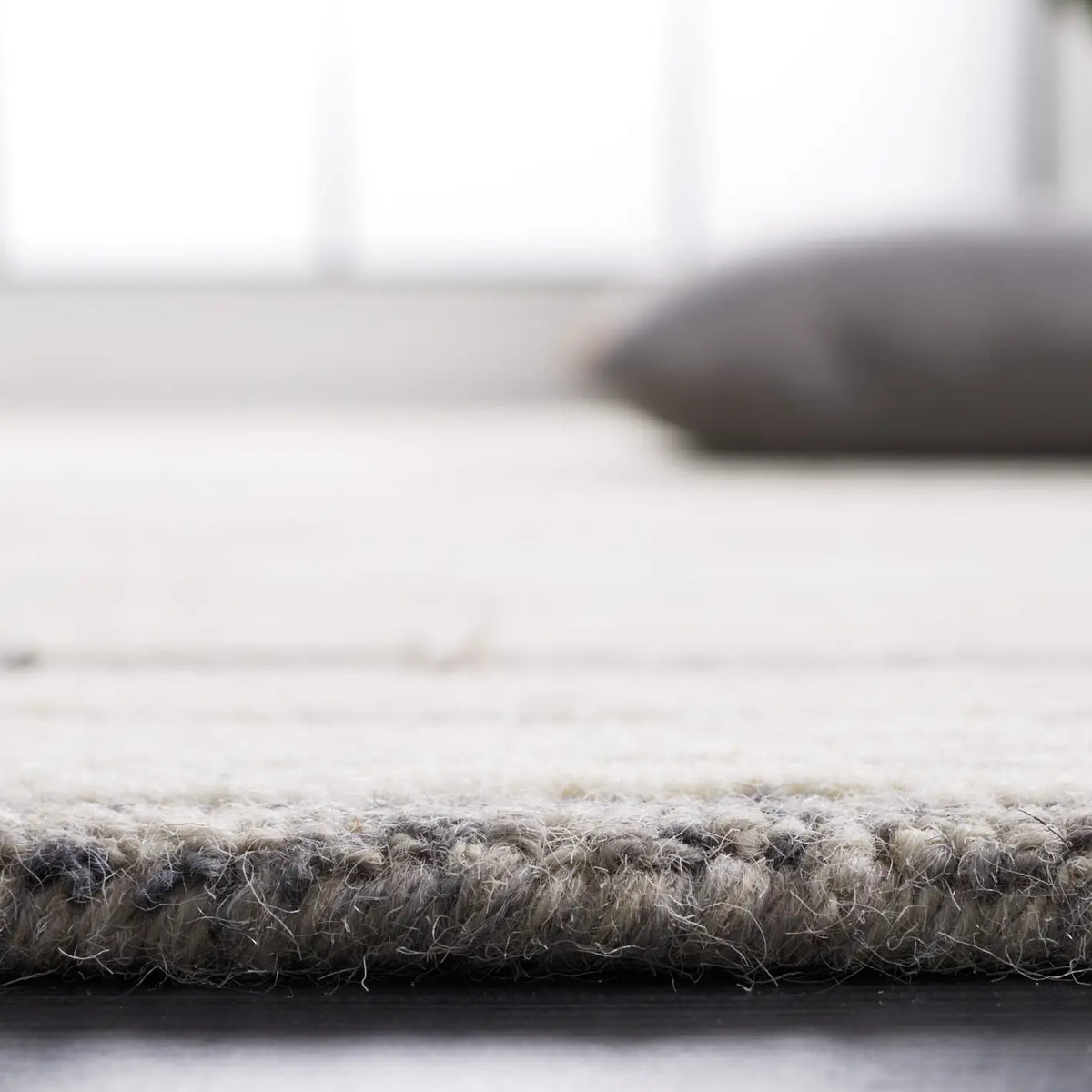 Safavieh Metro 4'-0" x 6'-0" Rug in Grey / Ivory