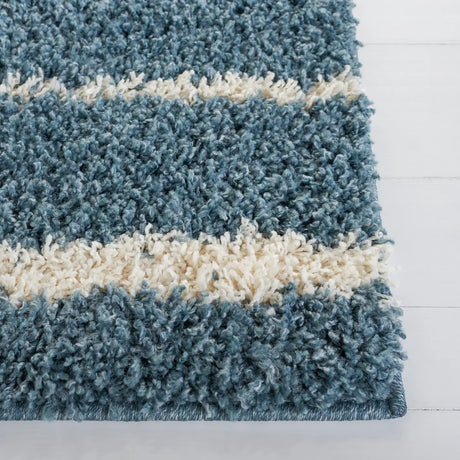 Safavieh Venus Shag 600 4'-0" x 6'-0" Rug in Turquoise / Ivory