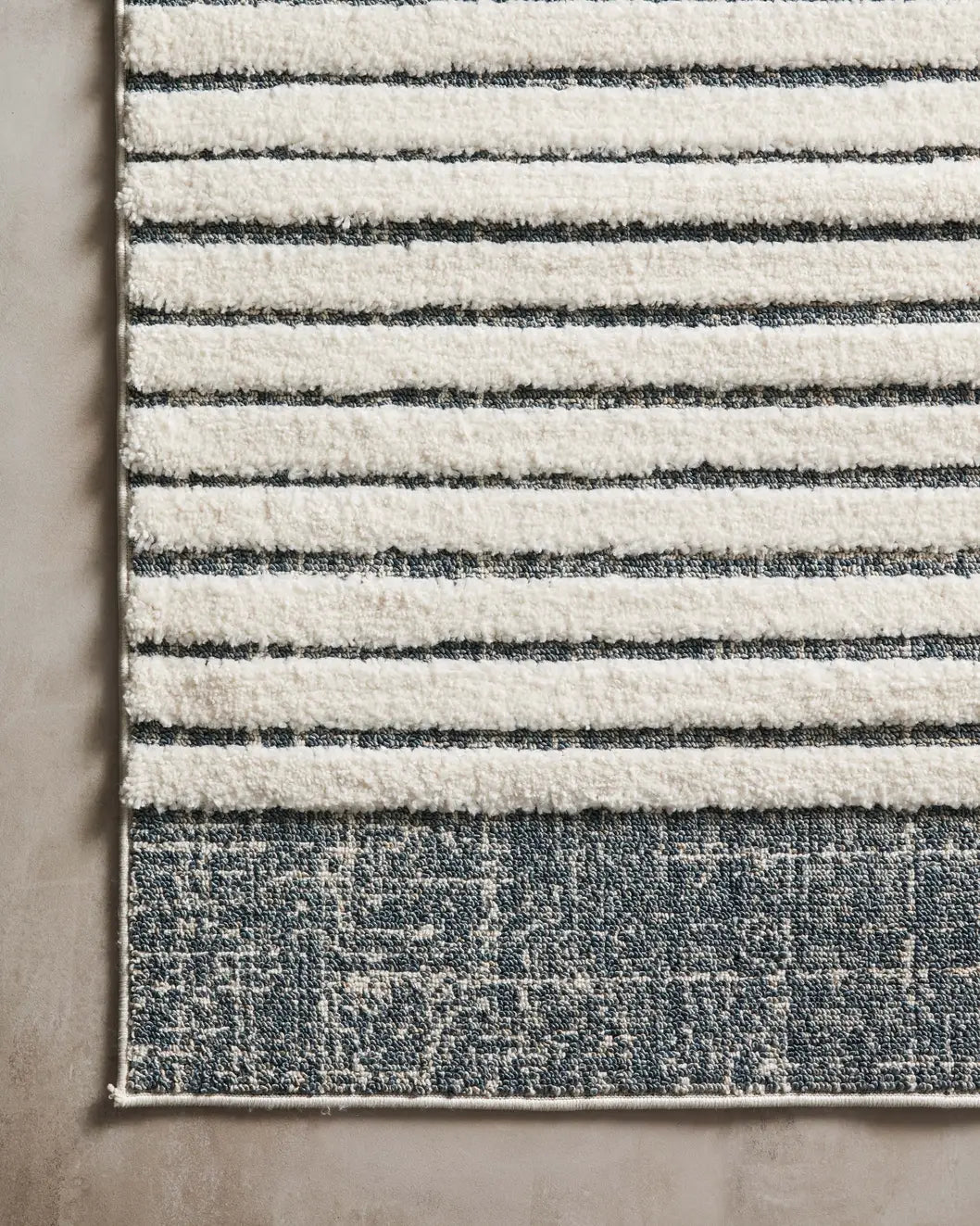 Loloi Hagen Hag-01 White/Ocean Rugs - corner on wood