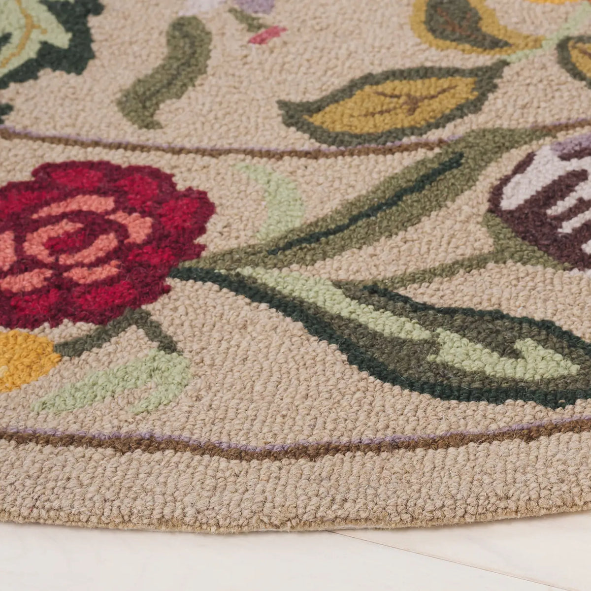 Safavieh Chelsea 5'-6" x 5'-6" Rug in Beige / Pink