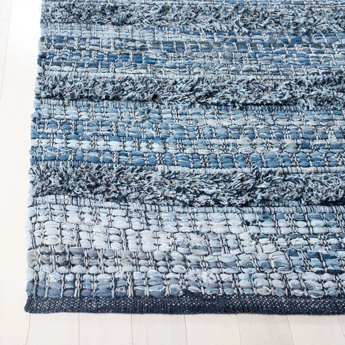 Safavieh Montauk 5'-0" x 8'-0" Rug in Blue