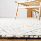 Safavieh Marbella 4'-0" x 6'-0" Rug in Blue / Ivory