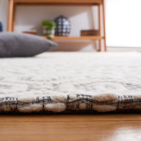 Safavieh Marbella 4'-0" x 6'-0" Rug in Grey / Ivory