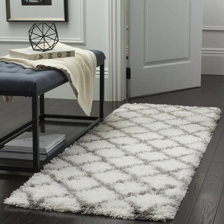 Safavieh Indie Shag 2'-3" x 7'-0" Rug in Ivory / Grey