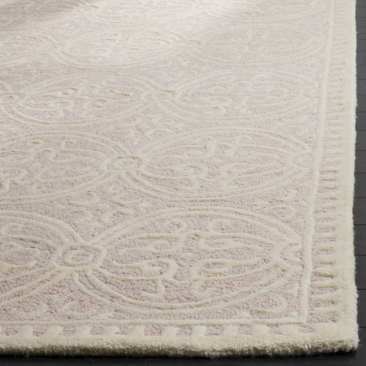 Safavieh Cambridge 5'-0" x 8'-0" Rug in Light Pink / Ivory