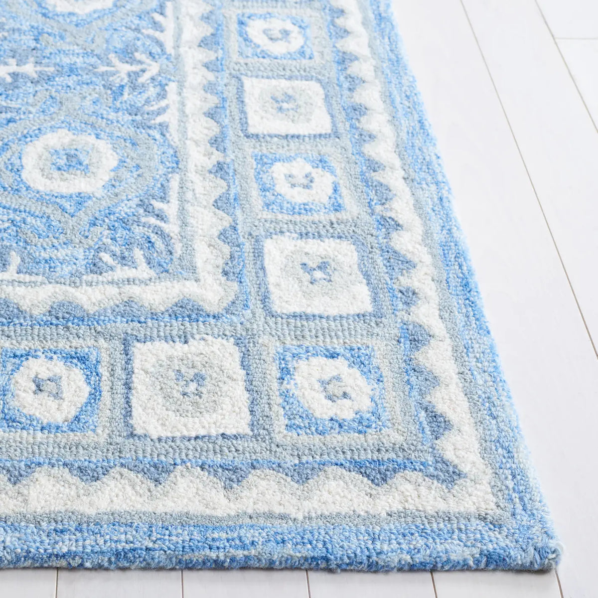 Safavieh Ebony 4'-0" x 6'-0" Rug in Blue / Ivory