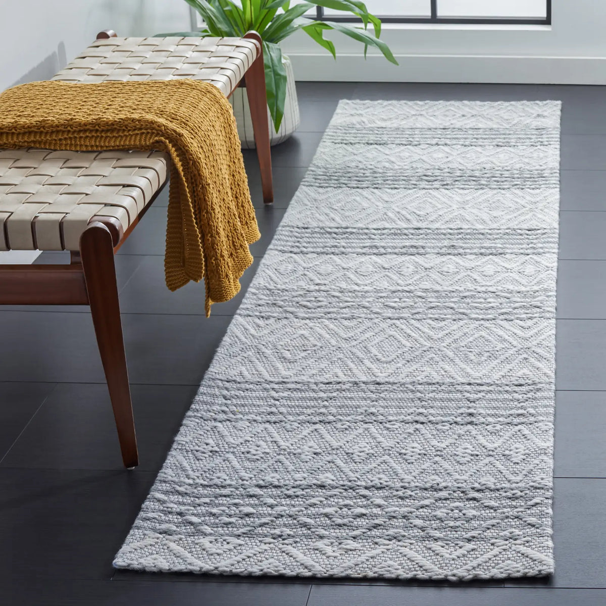 Safavieh Marbella 2'-3" x 8'-0" Rug in Ivory / Grey