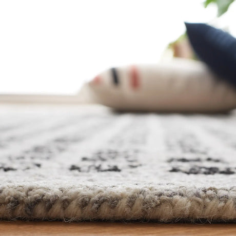 Safavieh Ebony 4'-0" x 6'-0" Rug in Silver / Black
