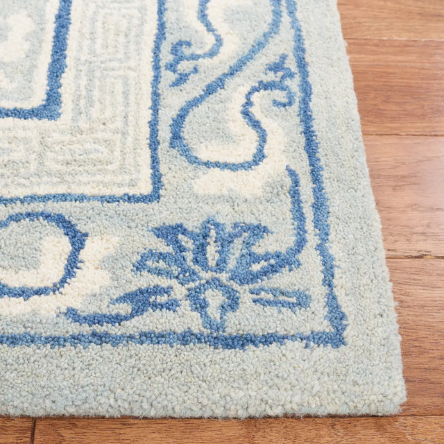 Safavieh Antiquity 4'-0" x 6'-0" Rug in Light Blue / Ivory