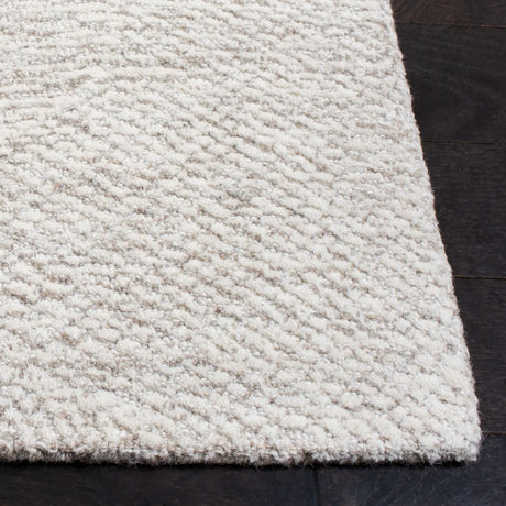 Safavieh Metro 4'-0" x 6'-0" Rug in Natural / Ivory