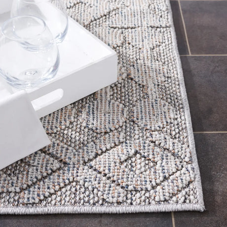Safavieh Global 4'-0" x 6'-0" Rug in Grey / Ivory