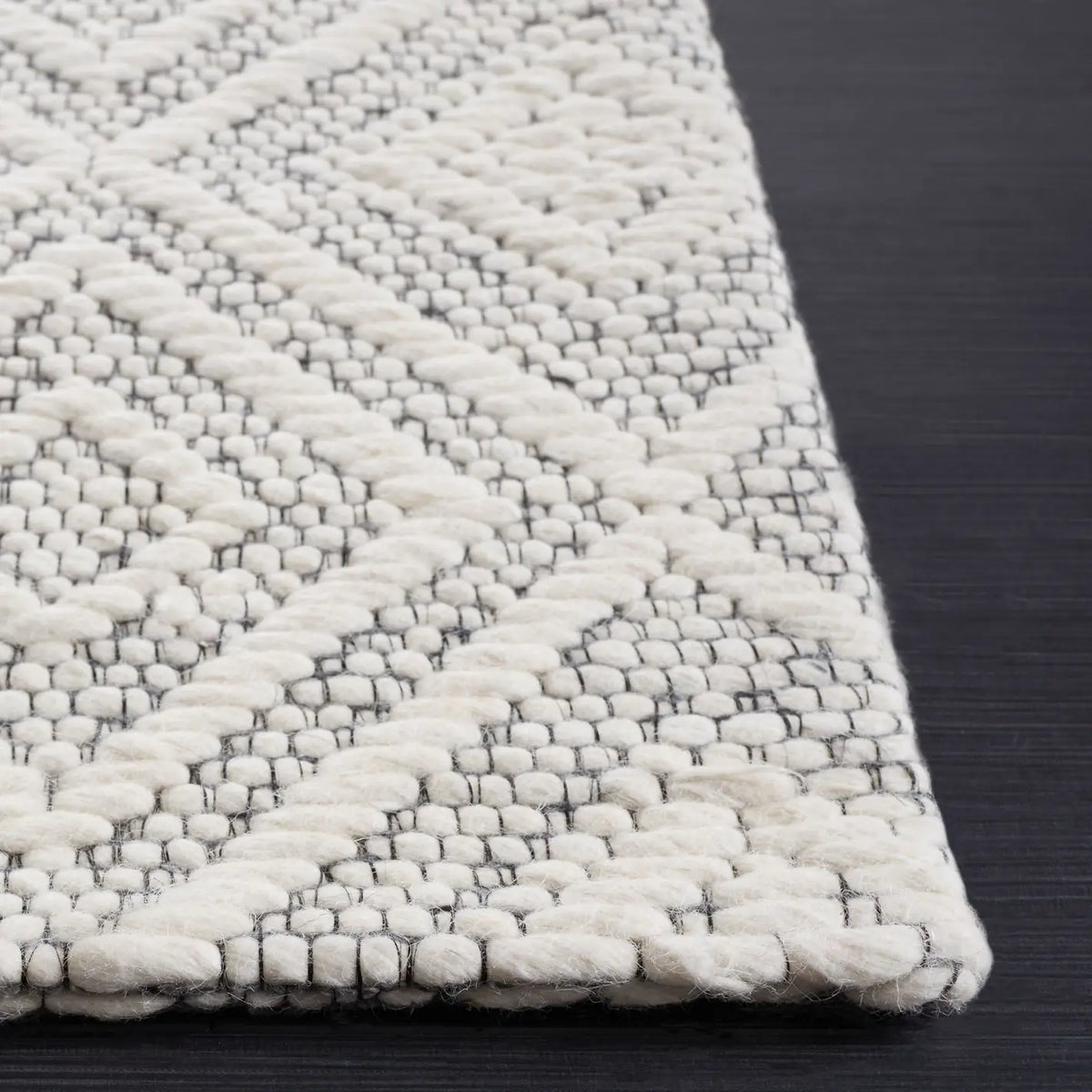 Safavieh Marbella 4'-0" x 6'-0" Rug in Ivory / Black