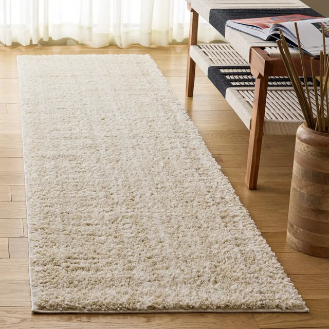Safavieh Everett Shag 2'-3" x 8'-0" Rug in Ivory / Beige