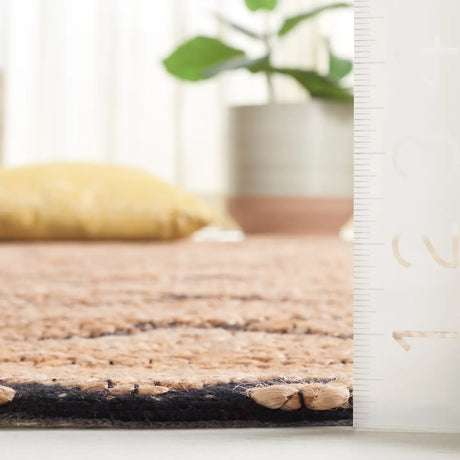 Safavieh Natural Fiber 4'-0" x 6'-0" Rug in Natural / Black