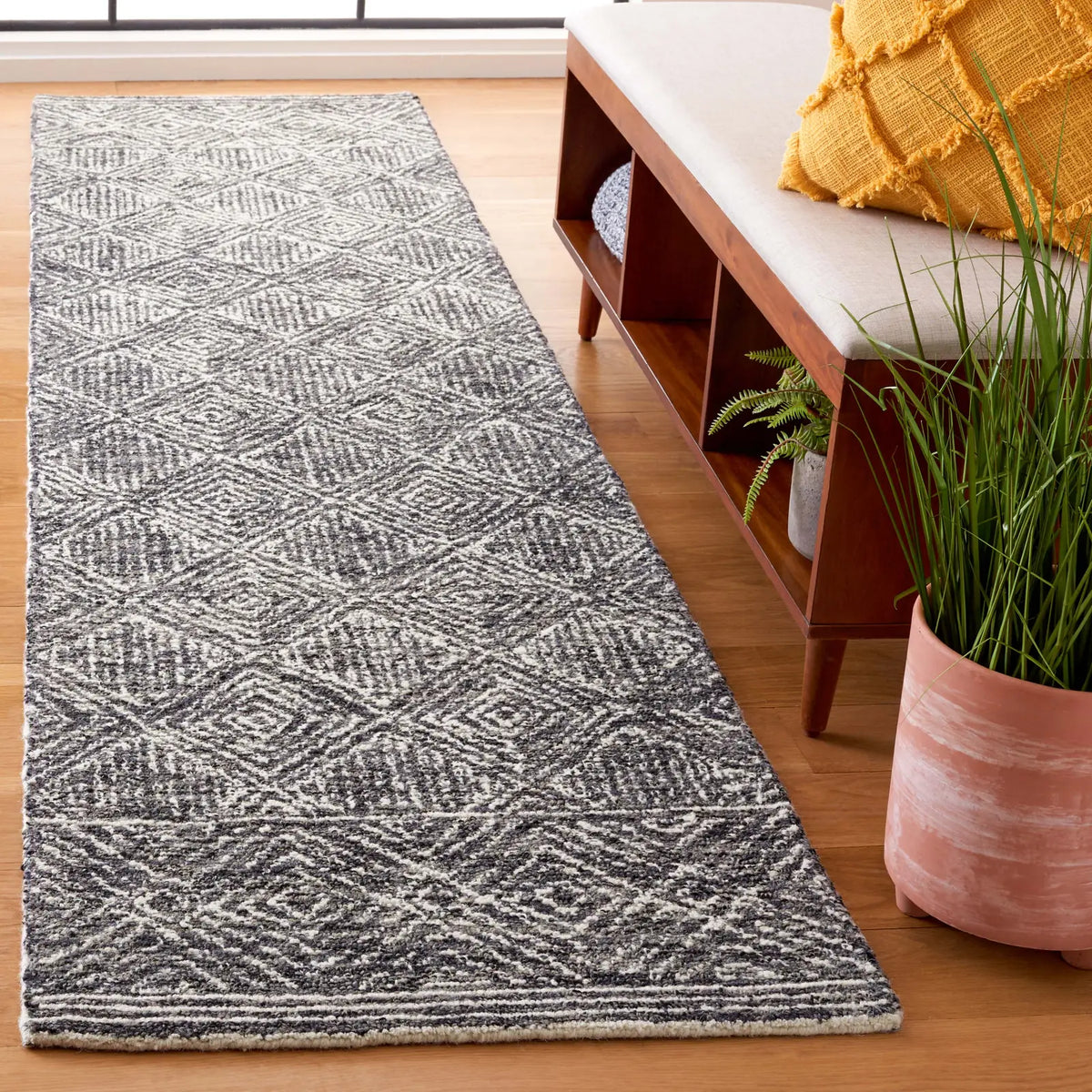 Safavieh Ebony 2'-3" x 9'-0" Rug in Silver / Black