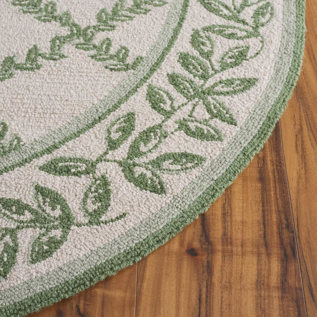 Safavieh Chelsea 4'-6" x 6'-6" Rug in Ivory / Light Green