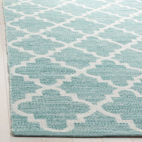 Safavieh Montauk 5'-0" x 8'-0" Rug in Teal / Ivory