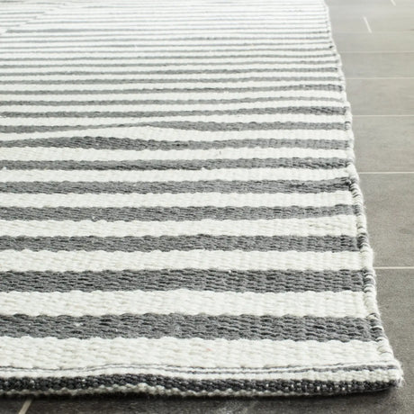 Safavieh Montauk 5'-0" x 7'-0" Rug in Ivory / Grey