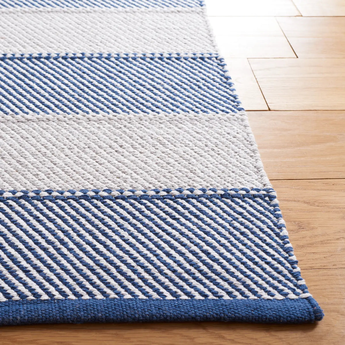 Safavieh Striped Kilim 4'-0" x 6'-0" Rug in Grey / Blue