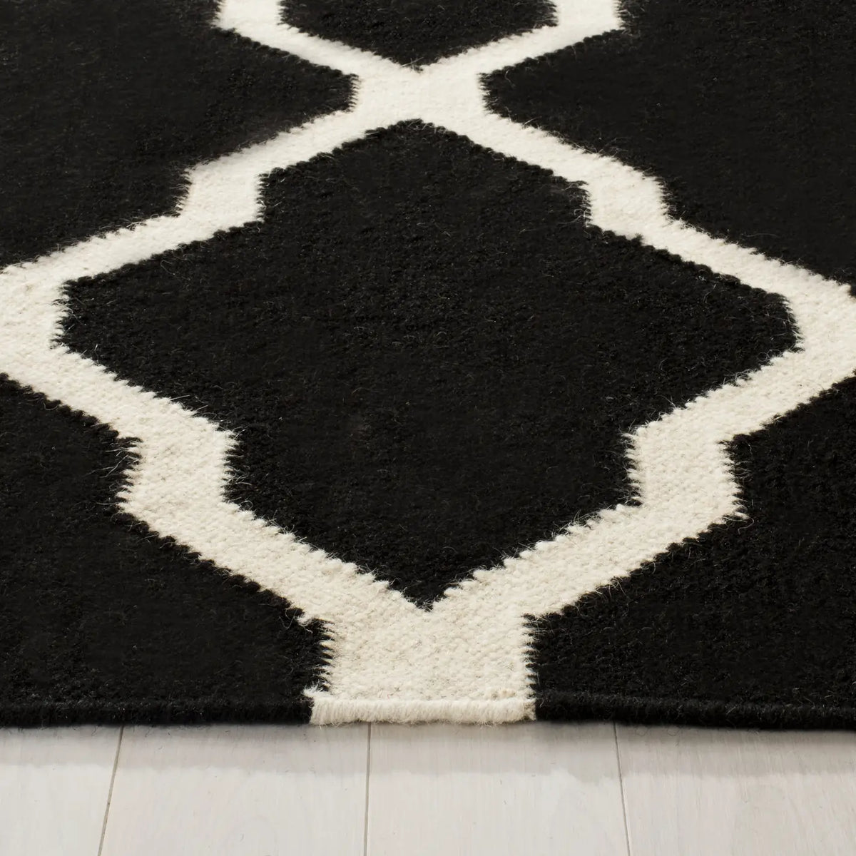 Safavieh Dhurries 4'-0" x 6'-0" Rug in Black / Ivory