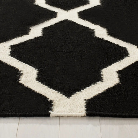 Safavieh Dhurries 4'-0" x 6'-0" Rug in Black / Ivory