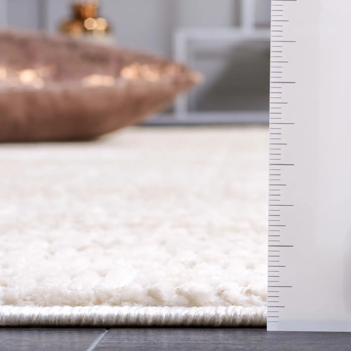 Safavieh Hanna 4'-0" x 6'-0" Rug in Beige / Ivory