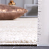 Safavieh Hanna 4'-0" x 6'-0" Rug in Beige / Ivory