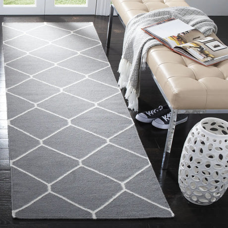 Safavieh Dhurries 2'-6" x 8'-0" Rug in Grey / Ivory