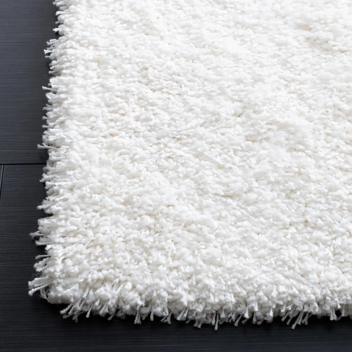 Safavieh Santa Monica Shag 4'-0" x 6'-0" Rug in White