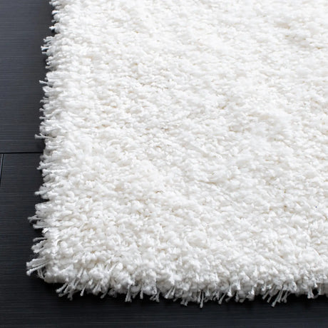 Safavieh Santa Monica Shag 4'-0" x 6'-0" Rug in White