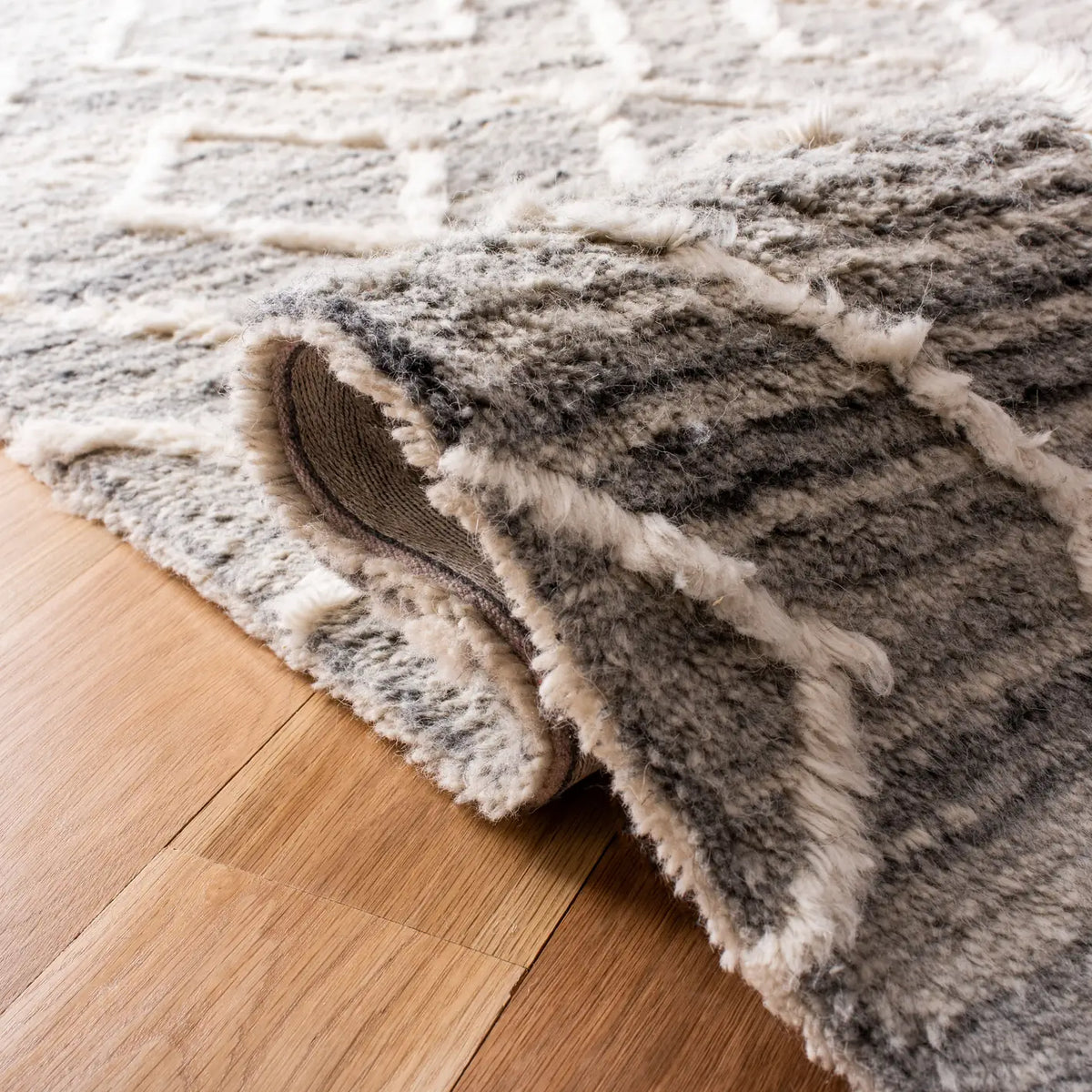 Safavieh Casablanca 4'-0" x 6'-0" Rug in Grey / Ivory