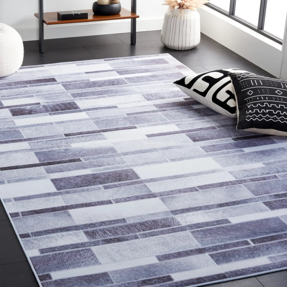 Safavieh Faux Hide 4'-0" x 6'-0" Rug in Grey / Ivory