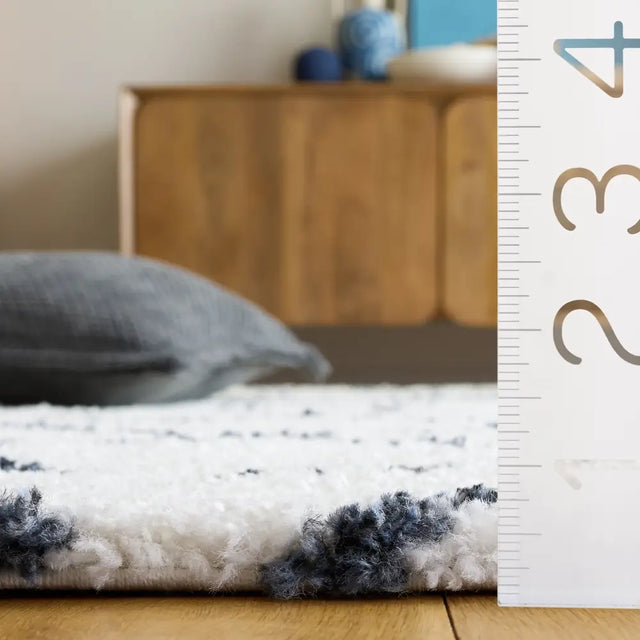 Safavieh Arizona Shag 5'-1" x 7'-6" Rug in Ivory / Slate