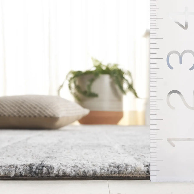 Safavieh Harvest 4'-0" x 6'-0" Rug in Grey