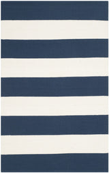Safavieh Montauk 2'-6" x 4'-0" Rug in Navy / Ivory