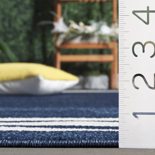 Safavieh Cabana 4'-5" x 6'-5" Rug in Blue / Ivory