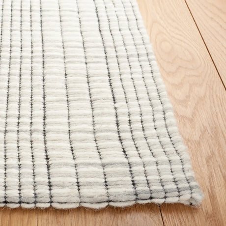 Safavieh Marbella 4'-0" x 6'-0" Rug in Light Grey / Beige