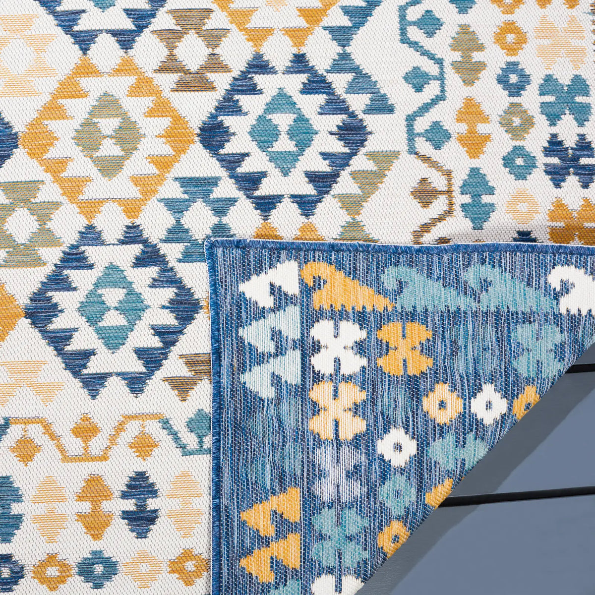 Safavieh Sunrise 4'-0" x 5'-7" Rug in Ivory / Blue Gold