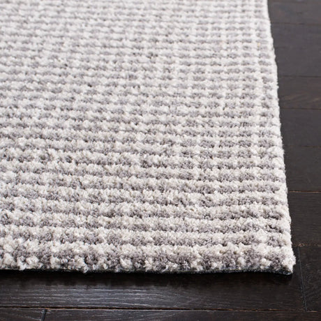 Safavieh Soho 4'-0" x 6'-0" Rug in Silver