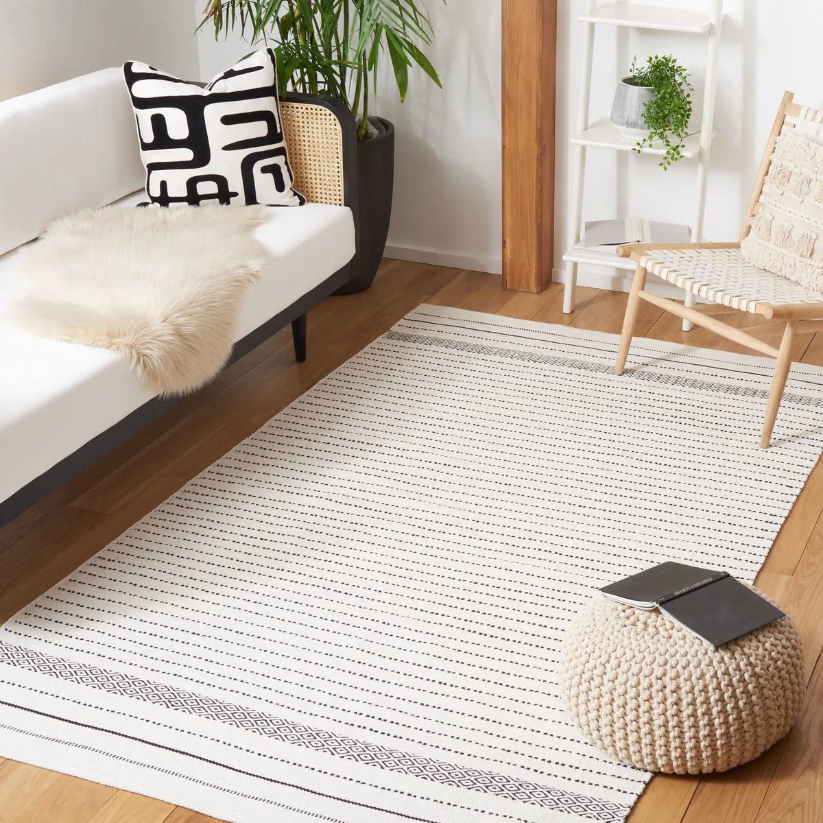 Safavieh Kilim 4'-0" x 6'-0" Rug in Ivory