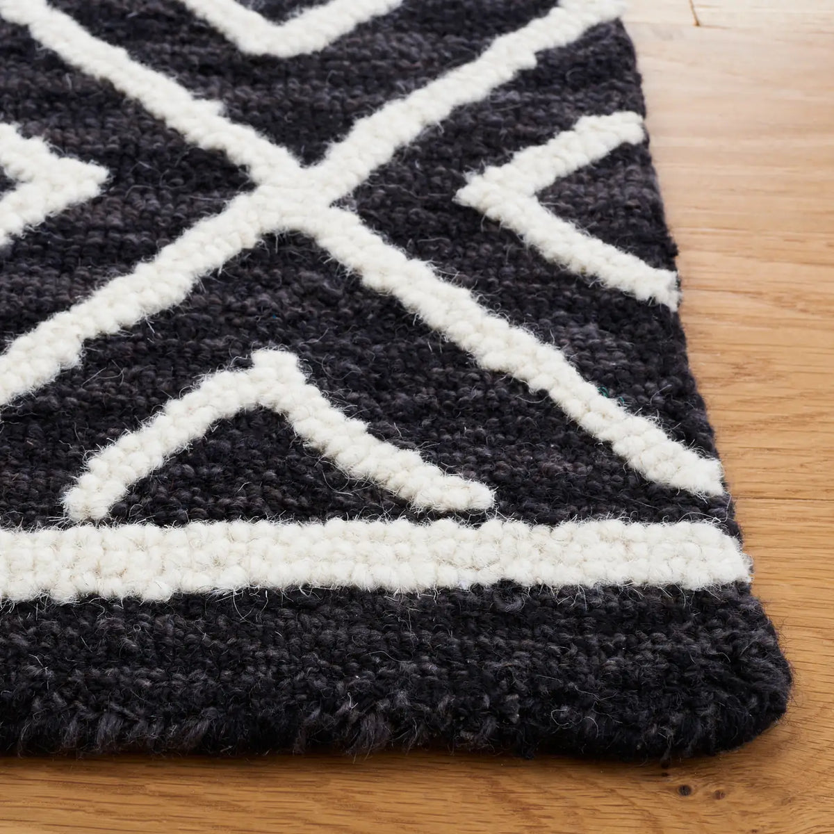 Safavieh Metro 4'-0" x 6'-0" Rug in Black / Ivory