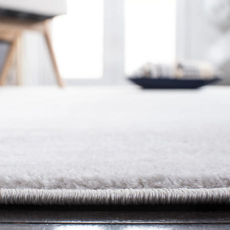 Safavieh Skyler 4'-0" x 6'-0" Rug in Grey / Ivory