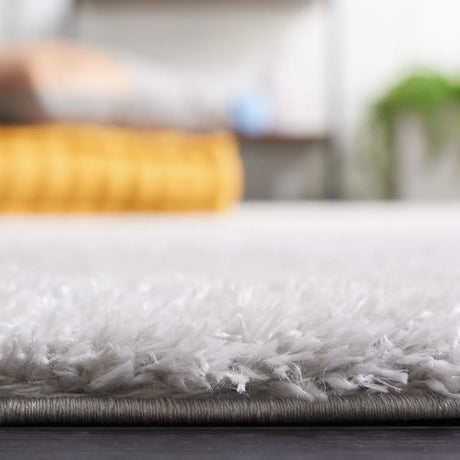 Safavieh Tahoe Shag 4'-0" x 6'-0" Rug in Light Grey