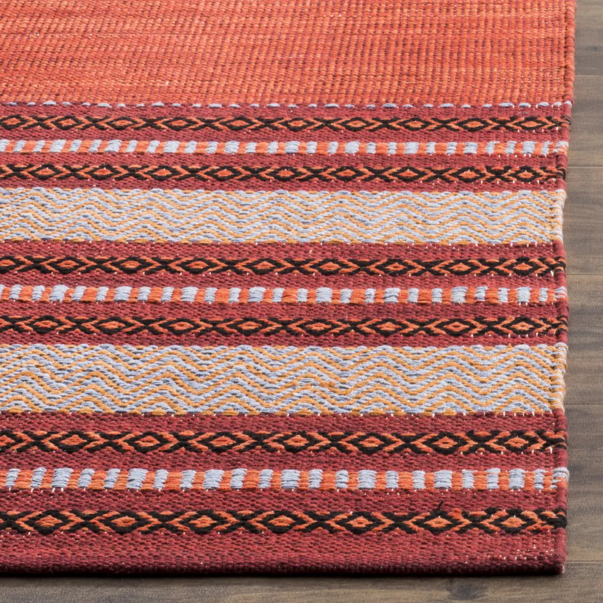 Safavieh Montauk 4'-0" x 6'-0" Rug in Red / Ivory