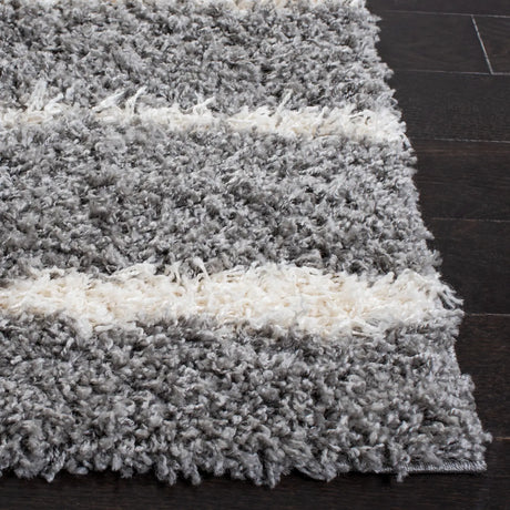 Safavieh Venus Shag 600 4'-0" x 6'-0" Rug in Grey / Ivory