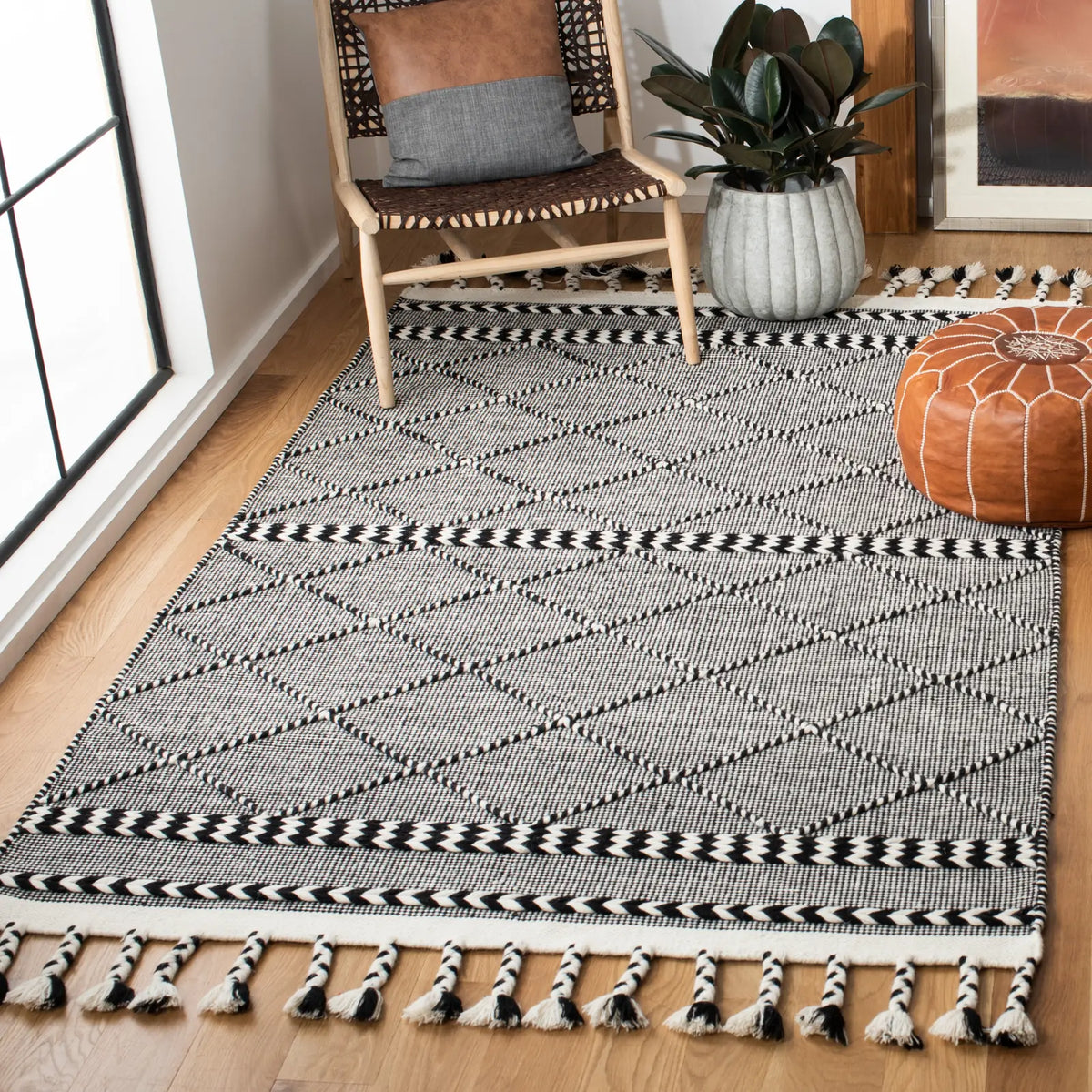 Safavieh Casablanca 4'-0" x 6'-0" Rug in Black / Ivory