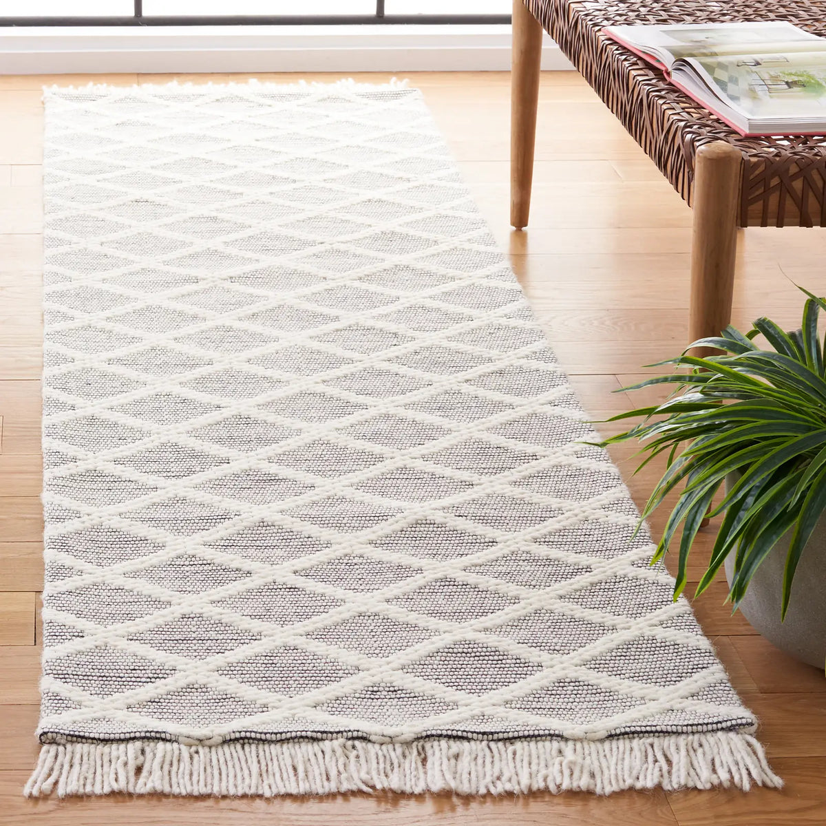 Safavieh Marbella 2'-3" x 8'-0" Rug in Ivory / Black