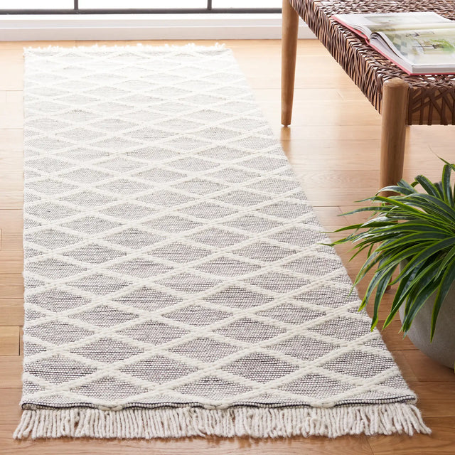 Safavieh Marbella 2'-3" x 8'-0" Rug in Ivory / Black