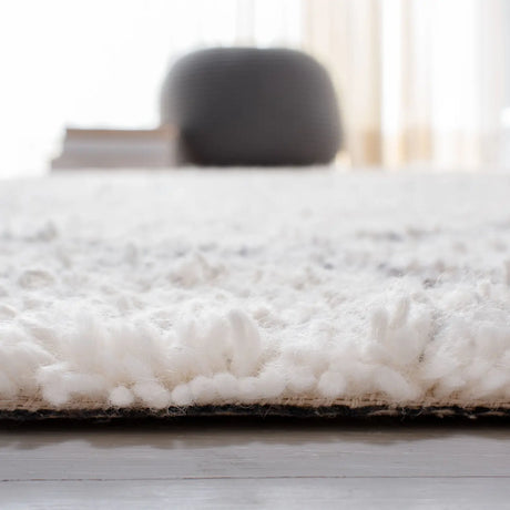 Safavieh Casablanca Shag 5'-0" x 8'-0" Rug in Grey / Ivory