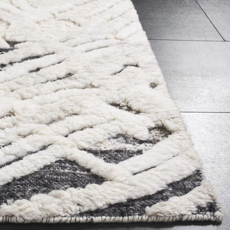 Safavieh Tribeca 6'-0" x 9'-0" Rug in Grey / Ivory